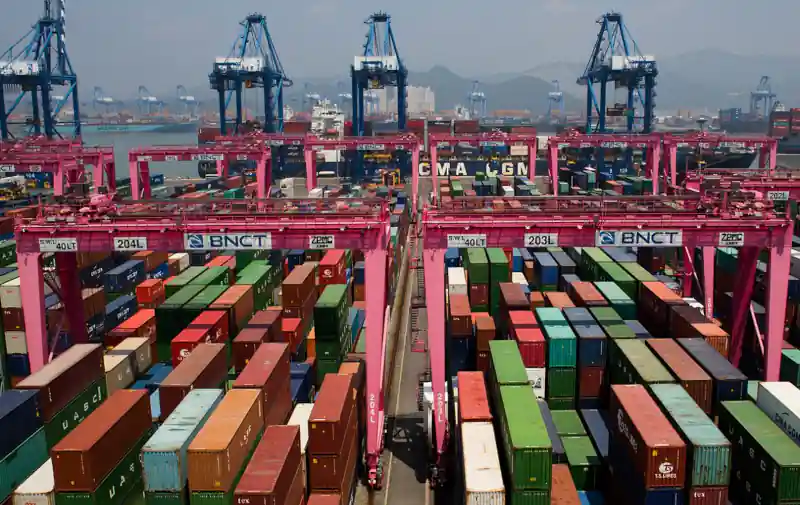 Konténerek a dél-koreai Puszan (Busan) városának kikötőjében